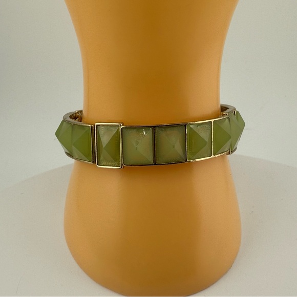 NWT Green Faceted Stone Stretch Bracelet in Gold-Tone Setting - Picture 4 of 9